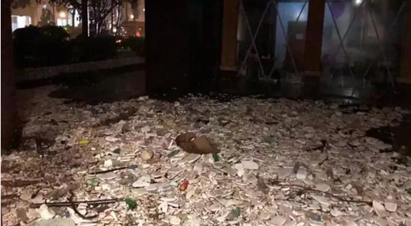 積水上漂浮著各種塑料瓶、塑料泡沫，令人作嘔。